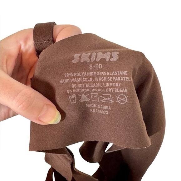SKIMS Naked Plunge Bralette Wireless Bra in Cocoa - Picture 8 of 9